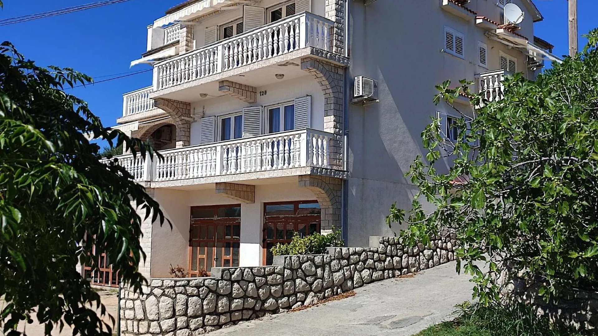 Guest house Apartments Vuksan Rab Town